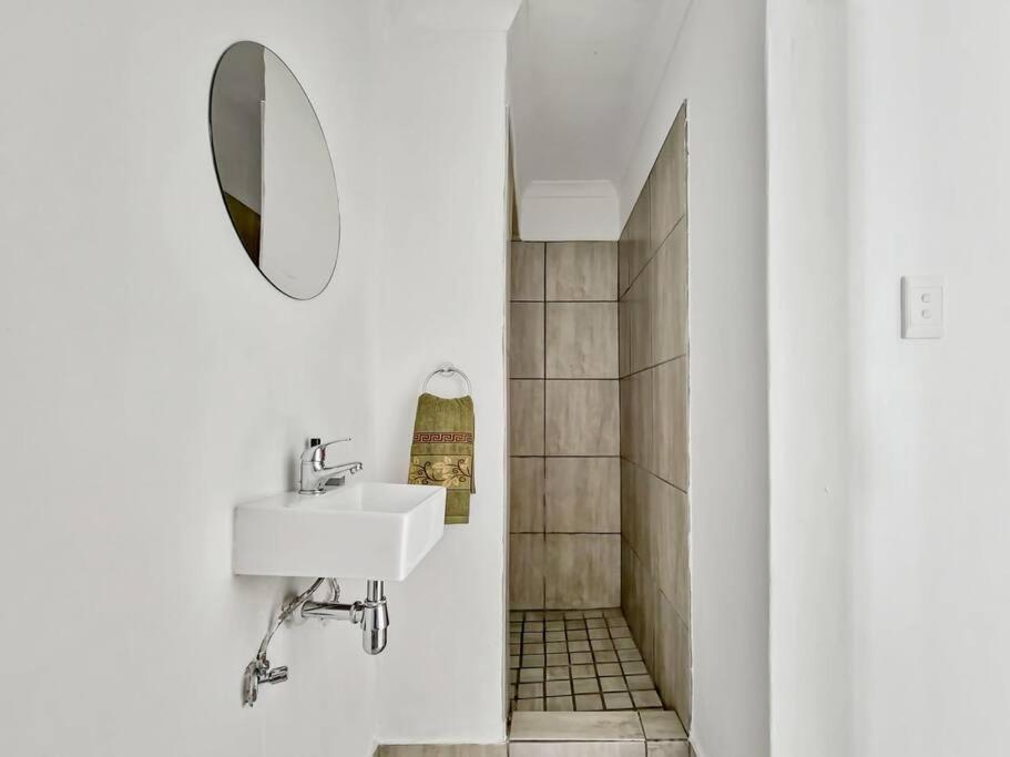 Cosy At The Foothills Of Table Mountain-secure Pensão *